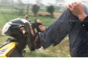 Chạy xe máy bằng chân đi ăn cưới bị phạt 14 triệu đồng