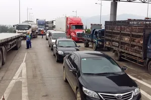Hơn 100 ô tô mang tiền lẻ,dừng đầu cầu phản đối phí BOT