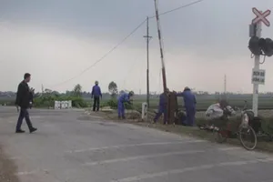 Nữ sinh lớp 10 bị tàu hoả tông rơi xuống sông, tử vong