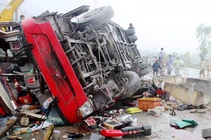 Xe khách lật sau tiếng nổ lớn, 2 người chết