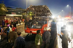 Cháy dữ dội xe giường nằm, khách tung cửa tháo chạy
