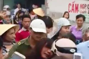 1 phụ nữ bị hàng trăm người đuổi bắt, đánh đập