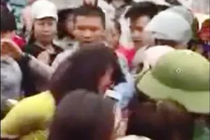 Hàng trăm người vây bắt 1 phụ nữ do hiểu nhầm