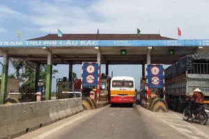 Chất vấn gay gắt, đòi di dời trạm thu phí BOT 