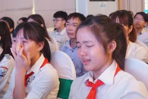 Học sinh nức nở nghe cô bé mồ côi đọc “Thư gửi mẹ hiền”