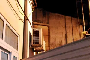 Thợ lắp máy điều hòa ở bệnh viện bị điện giật chết