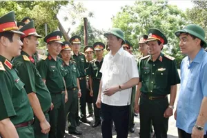 Chủ tịch nước thăm, động viên chiến sĩ trên đảo Ngư