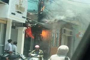 Cột điện bốc cháy dữ dội, nhiều người hoảng hốt