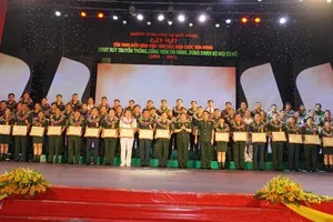 Trao vòng nguyệt quế cho 127 điển hình tiên tiến 