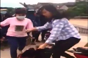 Công an xác minh clip hai nữ sinh đánh người túi bụi
