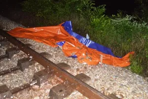 1 người không rõ danh tính bị tàu hỏa tông biến dạng