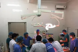 50 y bác sĩ hiến máu cứu bảo vệ bị đâm trong BV