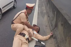 Clip: Kinh hoàng xe container kéo, va CSGT 