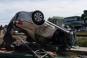 Tàu hỏa húc nát xe con, 2 người tử vong