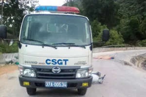 Chồng chết, vợ bị thương sau va chạm với xe CSGT
