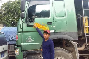 Tài xế xe cứu thương lôi dao dọa chém người lái xe tải