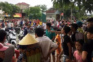 Dân vây trụ sở công an đòi xử 1 phụ nữ vì nghi bắt cóc