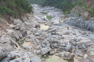 1 phụ nữ tử vong trên suối trong tình trạng khỏa thân