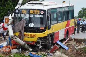 Xe buýt mất lái tông gãy cột điện, húc xe ôm xuống sông