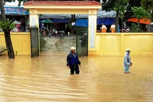 Người dân đi xúc cá sau lũ phát hiện thi thể 1 phụ nữ