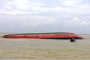 10 thợ lặn vào trong tàu VTB26 tìm người mất tích