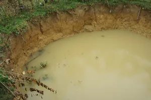 Nứt đất, sụt hố bất thường gần đường Hồ Chí Minh