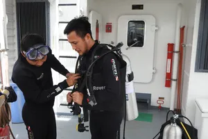 Đang trục vớt tàu 5.100 tấn lật úp, tìm 2 thuyền viên