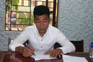 Đập vỡ cửa, cướp tiền 2 mẹ con người gác chắn đường tàu