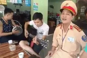 Xôn xao clip trung tá CSGT hát cùng người vi phạm