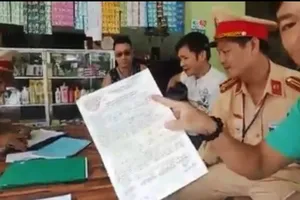 Tranh cãi về CSGT hát cùng người vi phạm giao thông