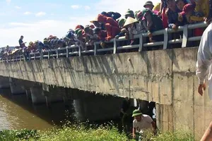 Đau lòng mẹ mang bầu và 2 con nhỏ đuối nước dưới sông