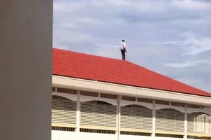 Bức ảnh người đứng trên nóc mái trường học gây xôn xao