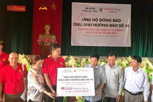 Trao 500 suất quà cho người dân vùng 'mắt bão' Hà Tĩnh