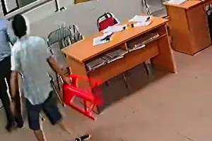 Vụ tát nữ bác sĩ: Sẽ kỷ luật chủ tịch phường thế nào?
