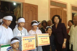 Phó Chủ tịch nước thăm nhà trưởng thôn tử nạn sau bão