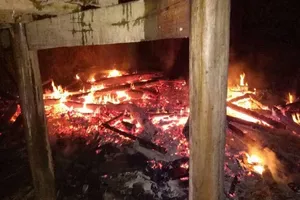 Đổ nhầm xăng vào đèn dầu, 2 mẹ con nguy kịch