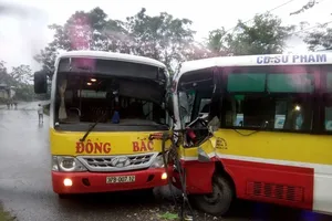 2 xe buýt đối đầu, tài xế bị thương, hành khách hoảng