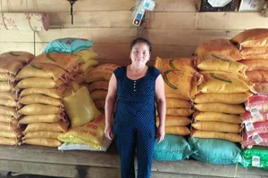 'Ôm nợ' 7 tạ gạo và 325 thùng mì tôm... từ thiện