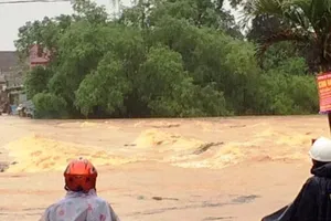 Mưa lớn núi lở ập vào nhà dân, sơ tán hàng trăm người