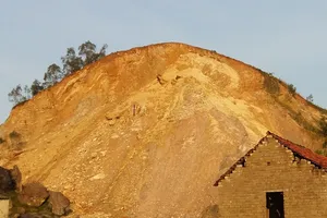 Video: Lở núi Chùa Khê kinh hoàng trong mưa