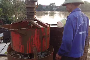 Bơm đất sét vào thân đê Tả Lam để 'cứu' đê