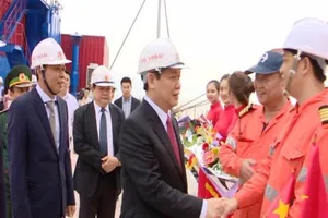 Phó Thủ tướng Vương Đình Huệ nhấn nút mở cầu cảng biển 