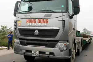 Xe đầu kéo húc đuôi xe máy, 2 người chết thảm 