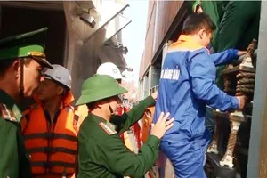 Tàu chở 12 thuyền viên và 4.600 tấn than chìm trên biển