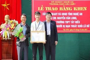 Nam sinh cứu người trong lũ dữ được tặng bằng khen
