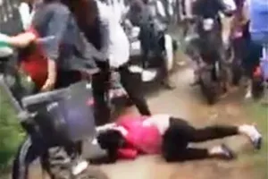 Xôn xao clip 3 nữ sinh đánh bạn gục xuống đường