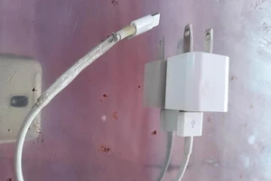 Sử dụng iPhone khi sạc, nữ sinh tử vong