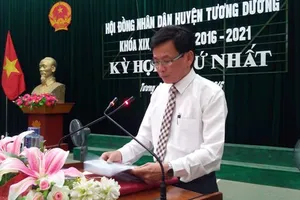 Sau xin lỗi học sinh nghèo, kỷ luật cựu chủ tịch huyện