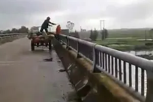 Vứt rác xuống sông bị dân quay clip, bị phạt 5 triệu