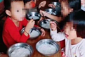 Tạm đình chỉ lãnh đạo trường nghi bớt phần ăn học sinh 